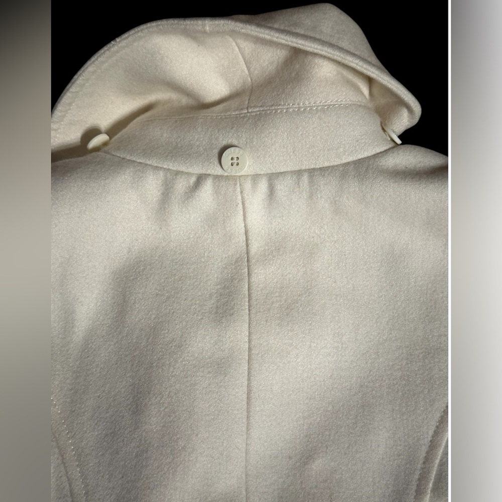 Guess Coat. Size Medium. - Picture 7 of 9